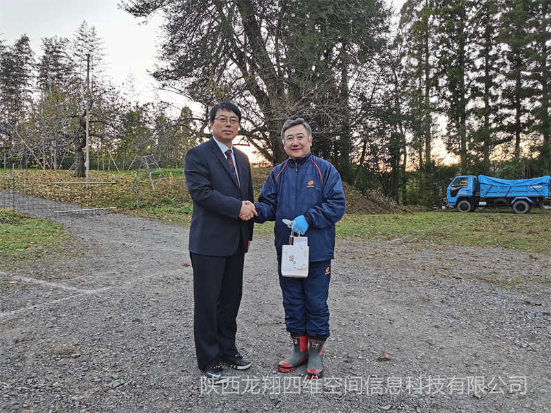 董事長和日本蘋果種植專 家合影留念