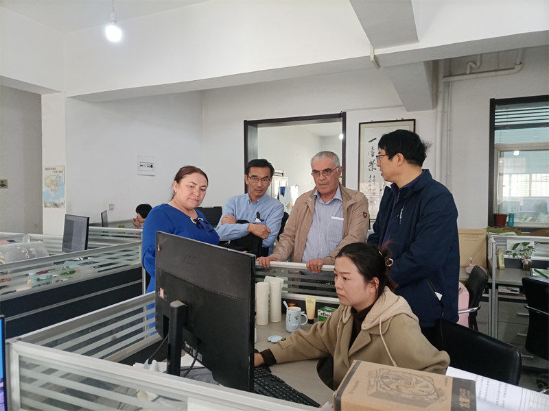 塔吉克斯坦共和國(guó)原監(jiān)察部部長(zhǎng)、丹加拉開(kāi)發(fā)區(qū)(國(guó)家級(jí))主任阿斯蘭別克&middot;薩杜羅受陜西龍翔四維空間信息科技有限公司邀請(qǐng)到楊凌參觀訪問(wèn)